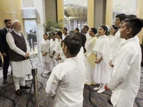 अफ्रीकी और भारतीय मूल के बच्चों ने पीएम मोदी के सामने गणेश वंदना और शांति मंत्र का पाठ किया।