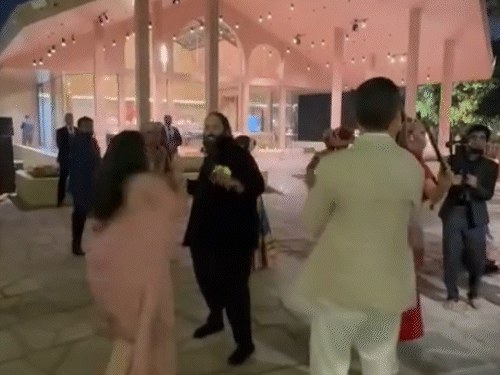 डोनाल्ड ट्रंप के बेटे गुरुवार रात गुजरात में वनतारा पहुंचे थे। यहां डांडिया खेला था। इस दौरान अनंत अंबानी भी मौजूद थे।