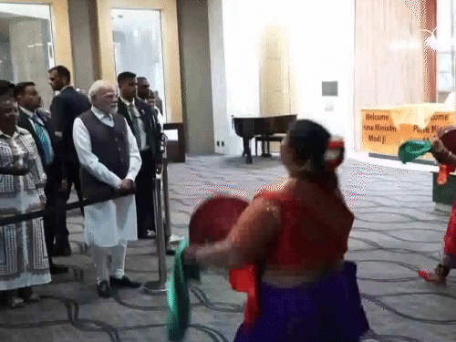 होटल में भारतीय मूल के कलाकारों ने पारंपरिक नृत्य किया।