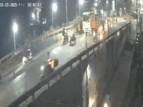 फ्लाईओवर पर बेकाबू कार सामने से आ रहे वाहनों को टक्कर मारती है और फिर पलट जाती है।