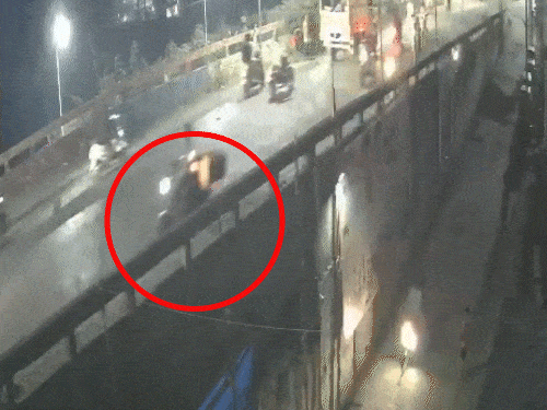 कार की टक्कर से बाइक सवार एक शख्स हवा में कई फीट उछलने के बाद ब्रिज से नीचे जा गिरा।