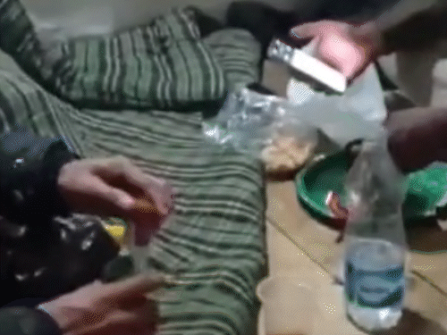 चौकी में डयूटी छोड़ आरक्षक पी रहे थे शराब।