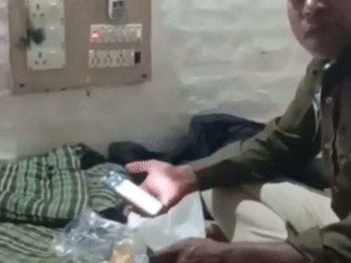 आरक्षकों के शराब पीने का युवक वीडियो बनाने लगा, तब आरक्षक ने गाली देते हुए धमकी दी।