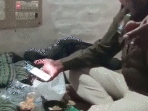 पुलिस चौकी में कांस्टेबल पी रहे थे शराब। - Dainik Bhaskar