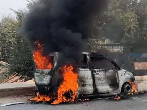 Moving car catches fire in Nalanda VIDEO | नालंदा में चलती कार में लगी ...