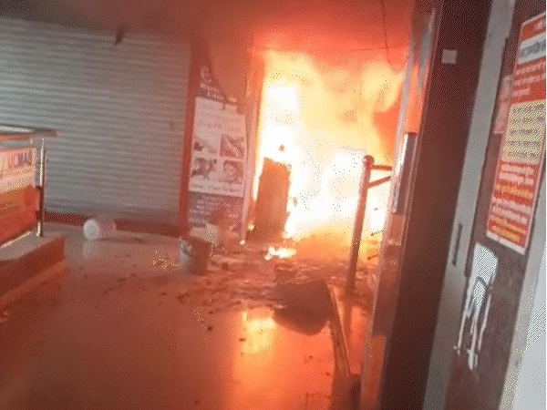 भोपाल के कोलार रोड पर शॉपिंग मॉल स्थित ब्यूटी पार्लर में लगी आग। - Dainik Bhaskar