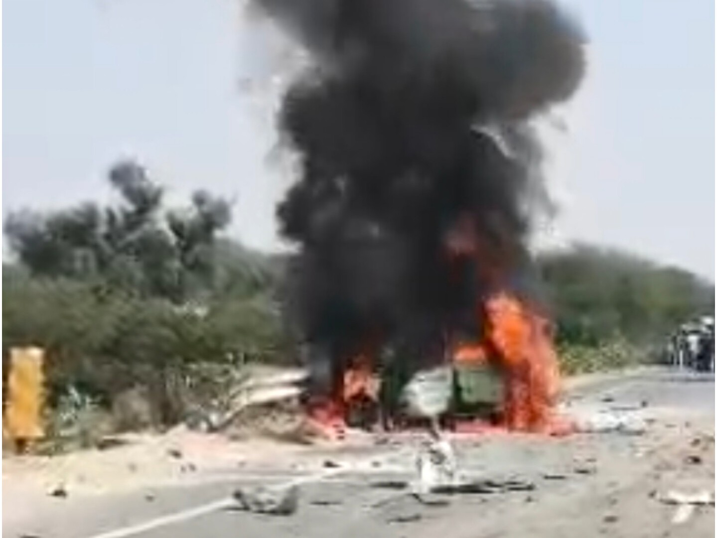 एक भीषण सड़क हादसे में कार में आग लगने से 22 वर्षीय युवक की जिंदा जलकर मौत हो गई।