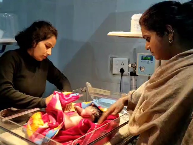 बच्ची को गोद लेने के शहर के कई लोग आगे आए।