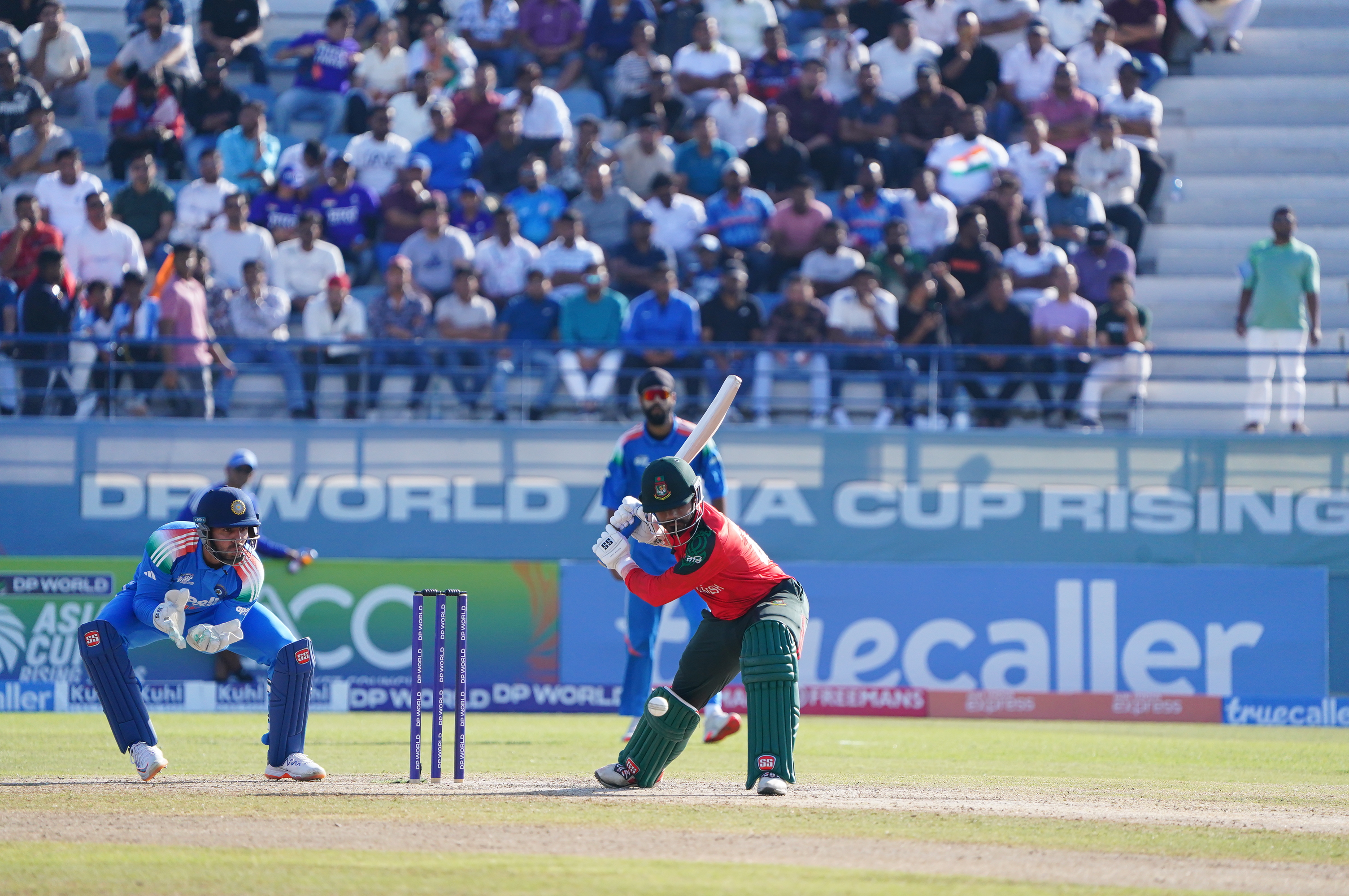 बांग्लादेश ने आखिरी ओवरों में तेजी से रन बनाए।