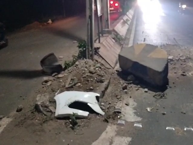 The uncontrolled car broke the divider and hit an electric pole.
