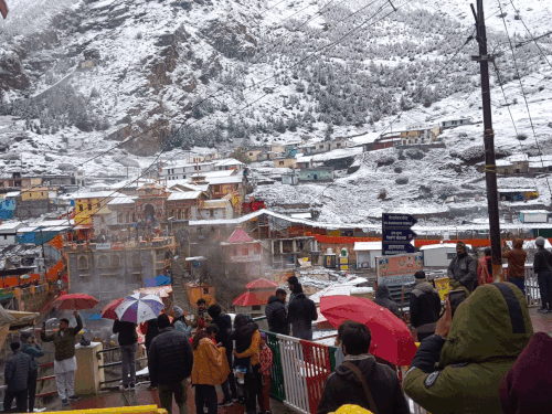 उत्तराखंड: बद्रीनाथ में कुछ दिन पहले बर्फबारी हुई। अभी भी तापमान माइनस में है।