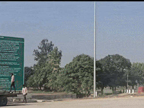 गांव बजहेड़ी में स्थापित किया जा रहा टोल प्लाजा।