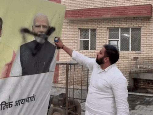 करनाल बस स्टैंड पर लगे पीएम मोदी के होर्डिंग पर कालिख पोती।