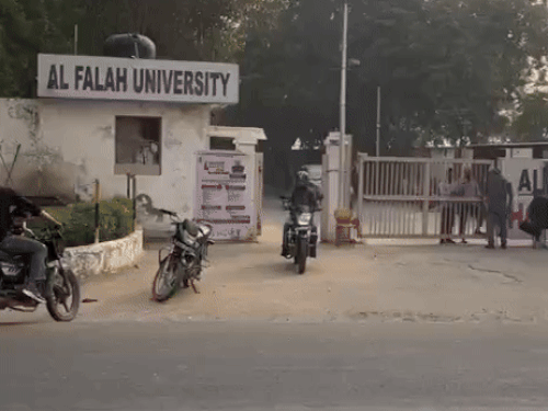 Al Falah university lab delhi blast latest update | अल-फलाह की लैब से केमिकल्स बाहर ले जाने का शक: रिकॉर्ड में गड़बड़ी मिली; आंतकियों ने मेडिकल पढ़ाई की आड़ में ...