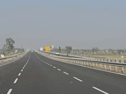 हाईवे पर लोगों को जागरूक करने के लिए साइड बोर्ड तक स्थापित किए गए हैं।