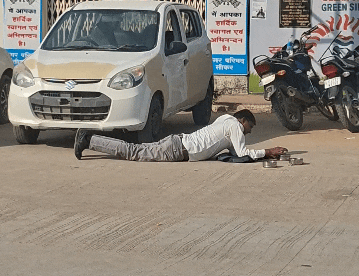 गाड़ी में मिले संदिग्ध सामान की तलाशी लेते हुए।