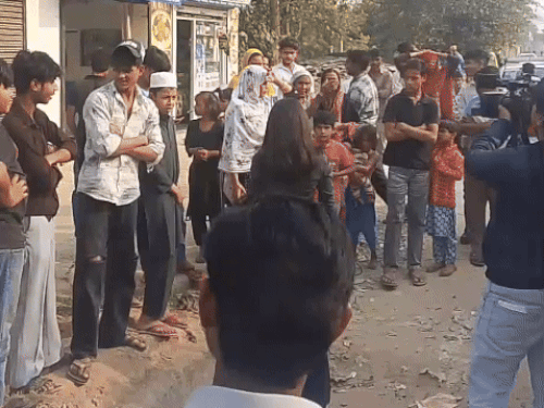गांव धौज में मीडिया का विरोध करते हुए स्थानीय निवासी