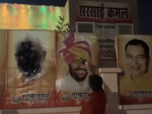 पोस्टर पर लगी फोटो में सीएम नायब सैनी के चेहरे पर कालिख पोतते हुए।