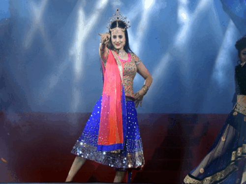 द्रौपदी नृत्य की प्रस्तुति देतीं अमीषा पटेल और मीनाक्षी शेषाद्री।(फाइल फोटो)