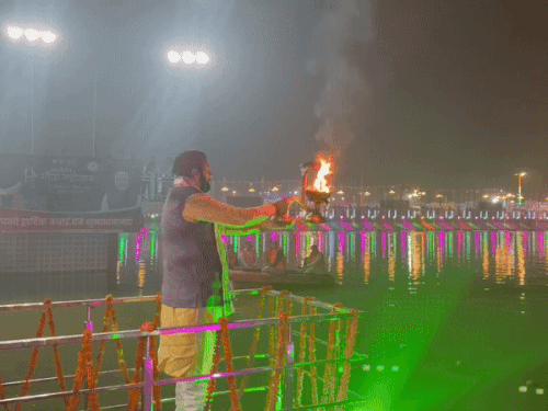 कुरुक्षेत्र के ब्रह्मसरोवर की महाआरती करते सीएम नायब सैनी।