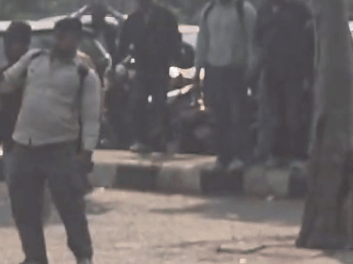 डंडा मारता हुआ पार्किंग वाला।