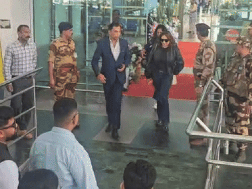 अभिनेत्री माधुरी दीक्षित भी उदयपुर एयरपोर्ट पहुंचीं।