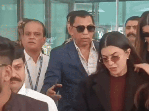 एक्ट्रेस जैकलीन फर्नांडीज और कृति सेनन शादी में शामिल होने के लिए शुक्रवार दोपहर उदयपुर एयरपोर्ट पहुंचीं।