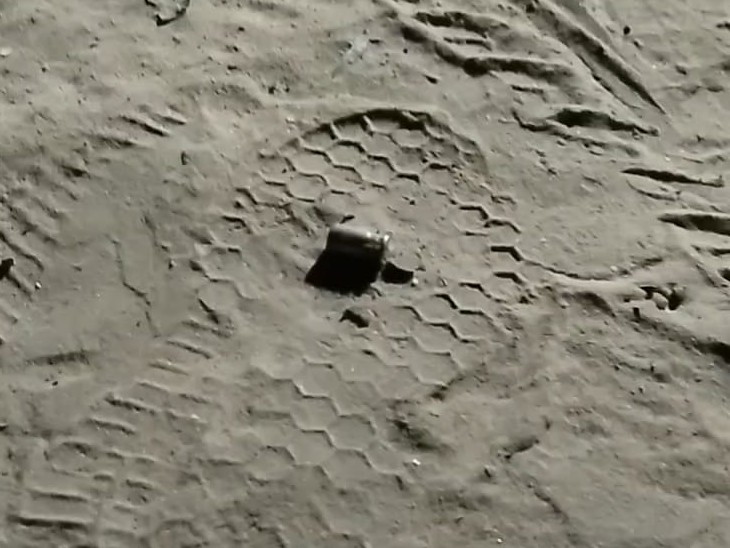 फायरिंग के बाद मौके पर पड़ा कारतूस का खोल।