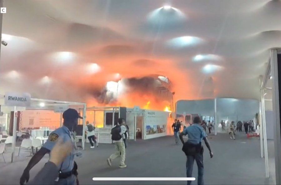 घटनास्थल पर मौजूद पुलिसकर्मियों ने लोगों को रेस्क्यू कर बाहर निकाला।