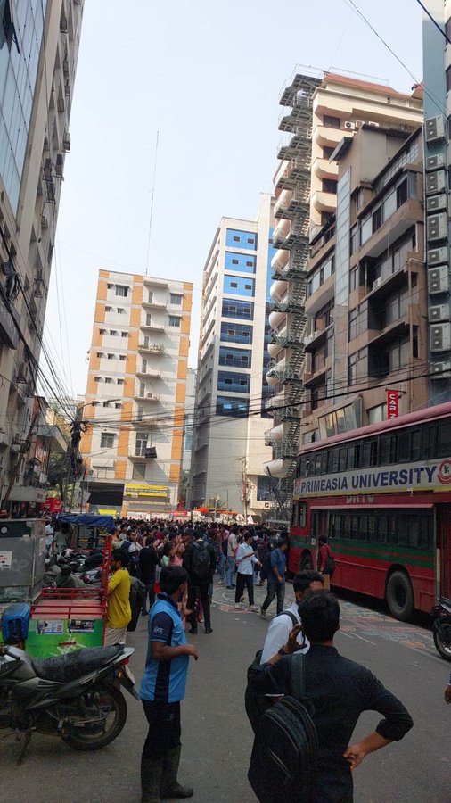 भूकंप के तेज झटकों के कारण राजधानी के तेजकुनीपारा क्षेत्र में कई लोग डर के मारे अपने घरों से निकलकर सड़कों पर आ गए