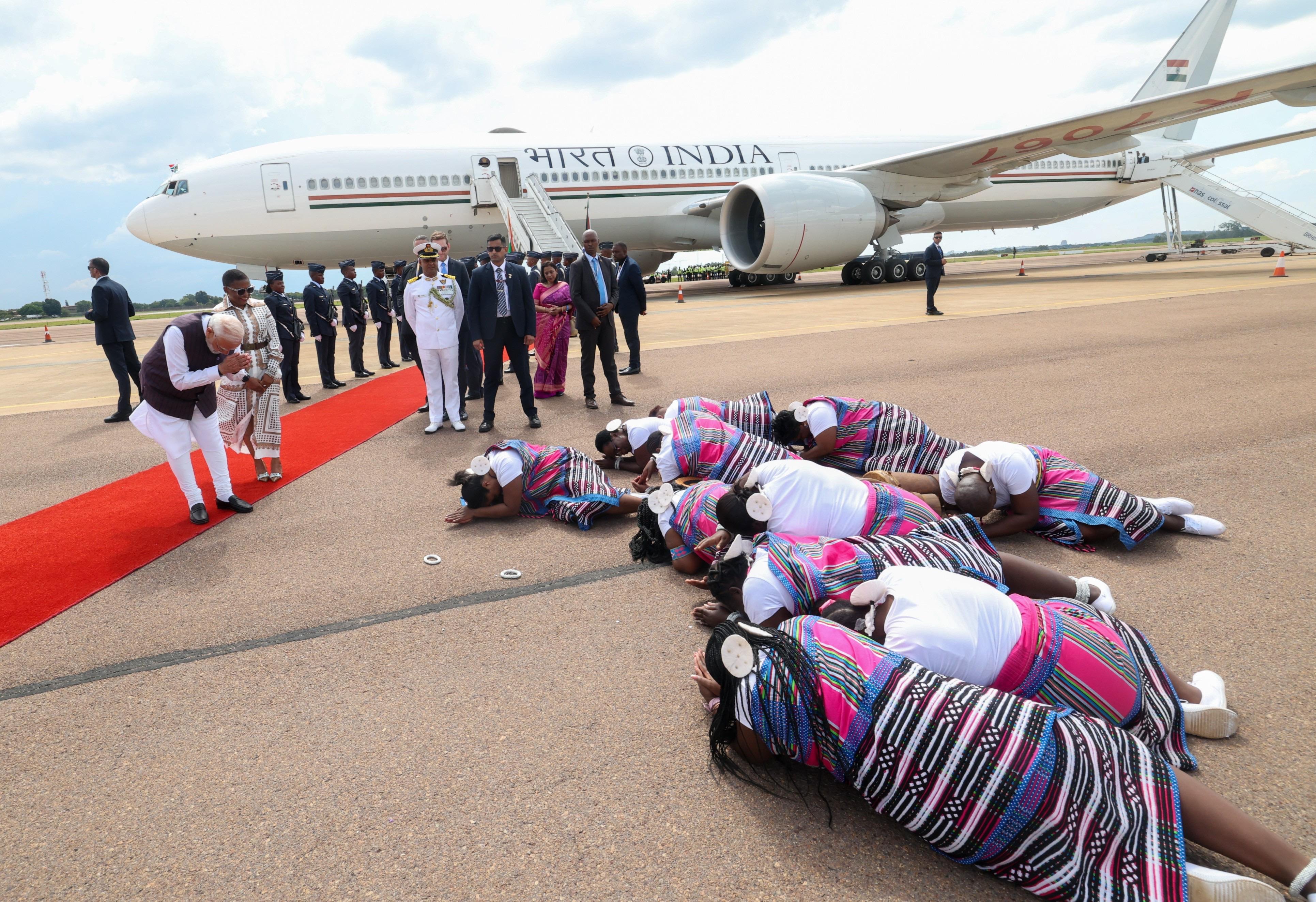 मोदी के जोहान्सबर्ग पहुंचने स्थानीय कलाकारों ने जमीन पर लेटकर उनका स्वागत किया।