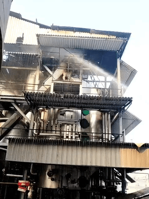 25 से अधिक फायर ब्रिगेड की गाड़ियां से आग पर काबू पाने की कोशिश की जा रही है।