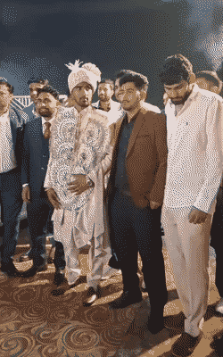 दूल्हा बने साहिल अपने दोस्तों के साथ स्टेज तक पहुंचे और फोटोज खिंचवाए।