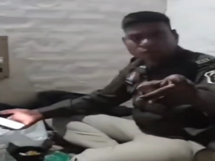 2 आरक्षकों के शराबखोरी का वीडियो सोशल मीडिया पर वायरल।