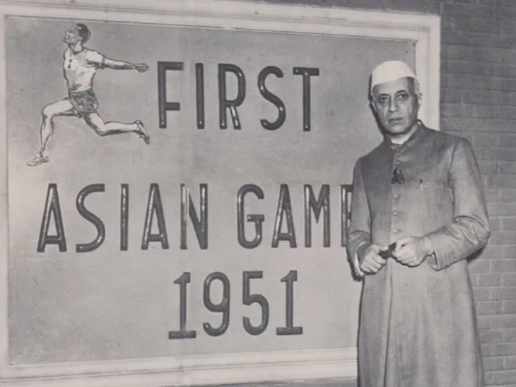 नेहरू आर्काइव के इवेंट सेक्शन में लगी पहले एशियन गेम्स के लोगो के साथ पंडित नेहरू की तस्वीर।