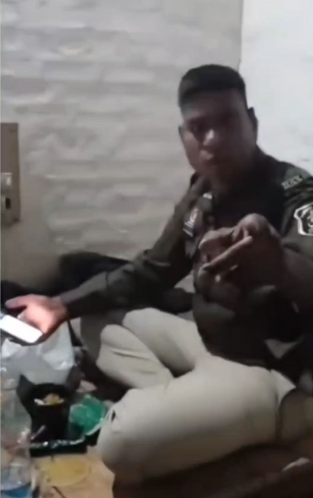 दो आरक्षकों के शराबखोरी का वीडियो सोशल मीडिया पर वायरल।