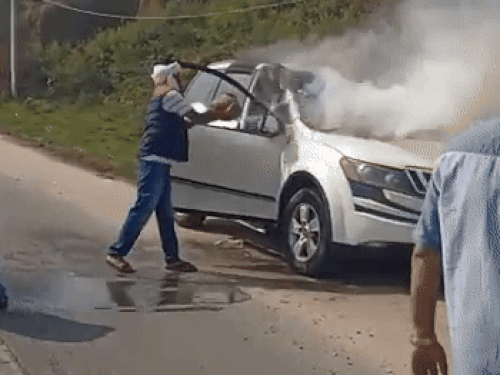 ग्रामीणों के द्वारा पानी के मटकों से आग पर काबू पाया गया।