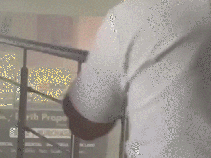 शॉपिंग मॉल में आग लगने से हड़कंप मच गया।