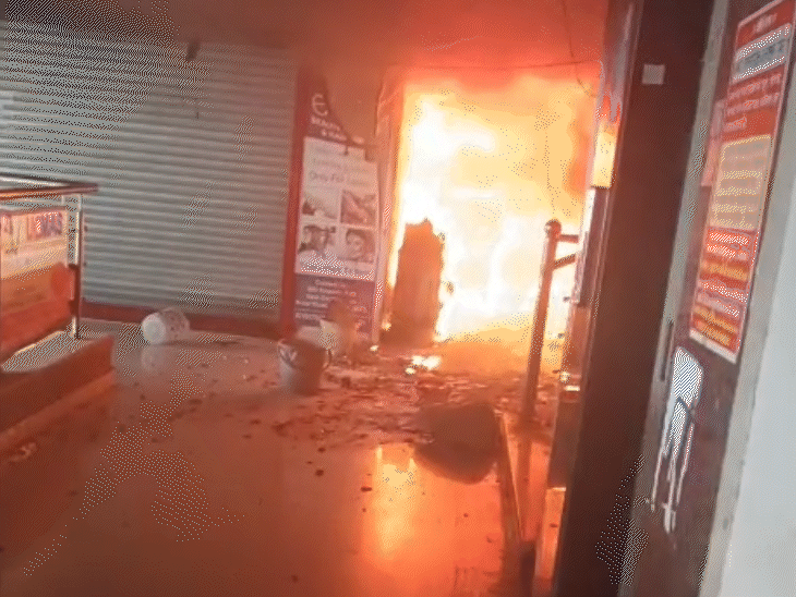 शॉपिंग मॉल में लगी आग।