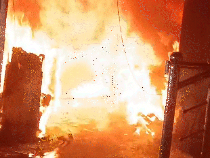 ब्यूटी पार्लर में लगी आग ने विकराल रूप धारण कर लिया।