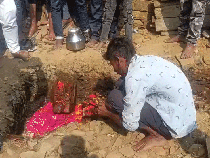 लोगों ने मूर्तियों को वहीं पर विराजित कर पूजा अर्चना की।