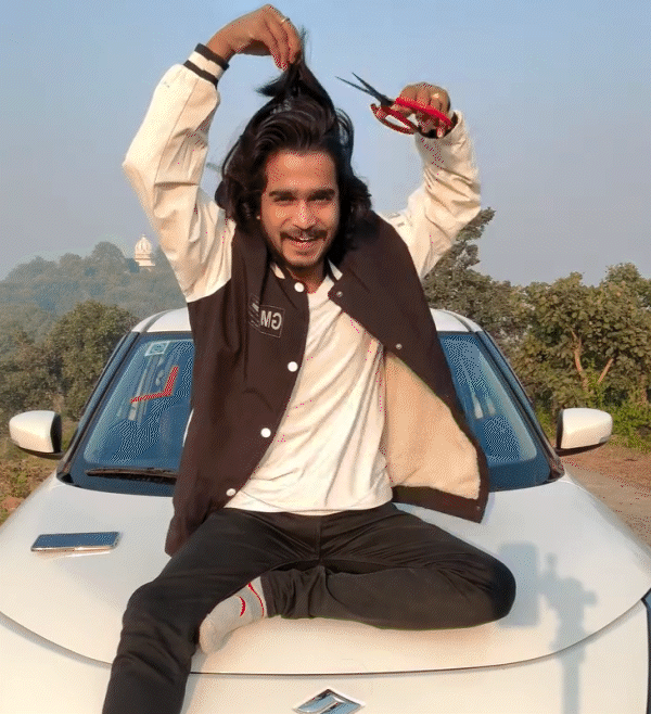 युवक ने अपने बाल काटकर उससे पंडित धीरेंद्र शास्त्री की तस्वीर बना दी।