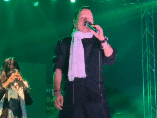 मंदसौर में कैलाश खेर ने मंच से भाजपा विधायक हरदीप सिंह डंग की फजीहत कर दी।