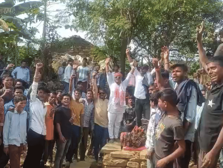 हिंदू संगठन के लोगों ने वहां नारेबाजी की। कहा कि मूर्तियां यहां पर ही रहेगी।