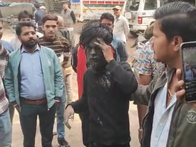 आरोपी अनस के चेहरे पर नाले की गंदगी लगा दी गई।