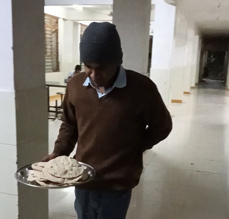 फर्स्ट ईयर स्टूडेंट्स को हमेशा थर्ड बटन रूल फॉलो करना पड़ता है।