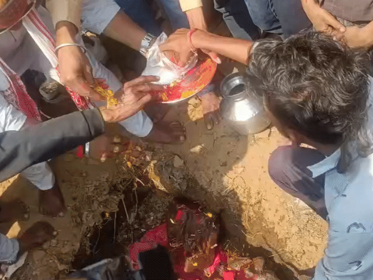 मूर्ति पूजा के दौरान वहां भारी पुलिस बल तैनात किया गया है। निर्माण कार्य रोक दिया गया है।