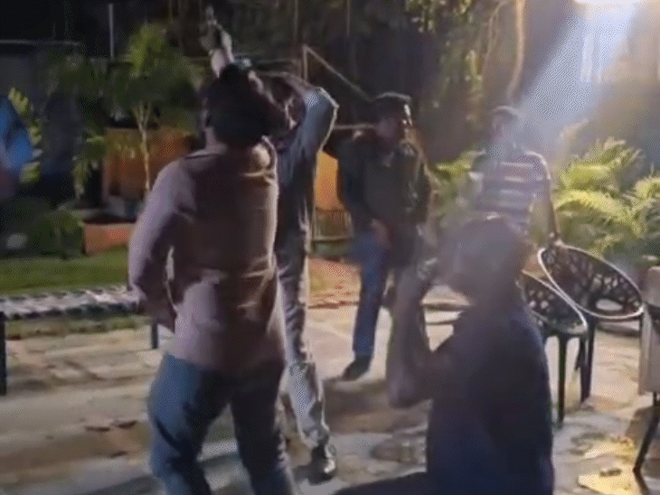 वीडियो को लेकर सोशल मीडिया पर ट्रोल किया जा रहा है।