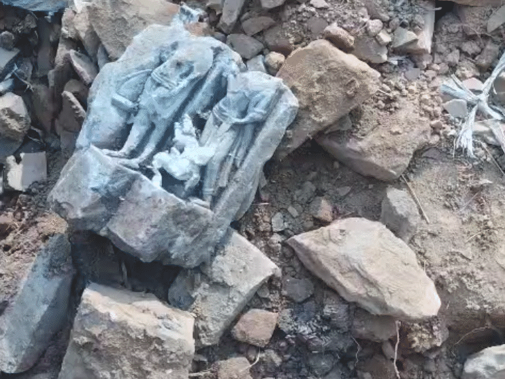 खुदाई में मिली मूर्तियां चंदेलकालीन बताई जा रही है।