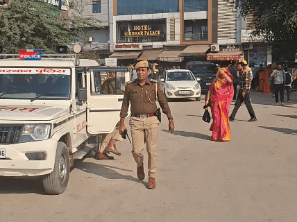 सिविल डिफेंस के बाद उद्योग नगर सहित तीन थानों की पुलिस टीम मौके पर पहुंची और मोर्चा संभाला।